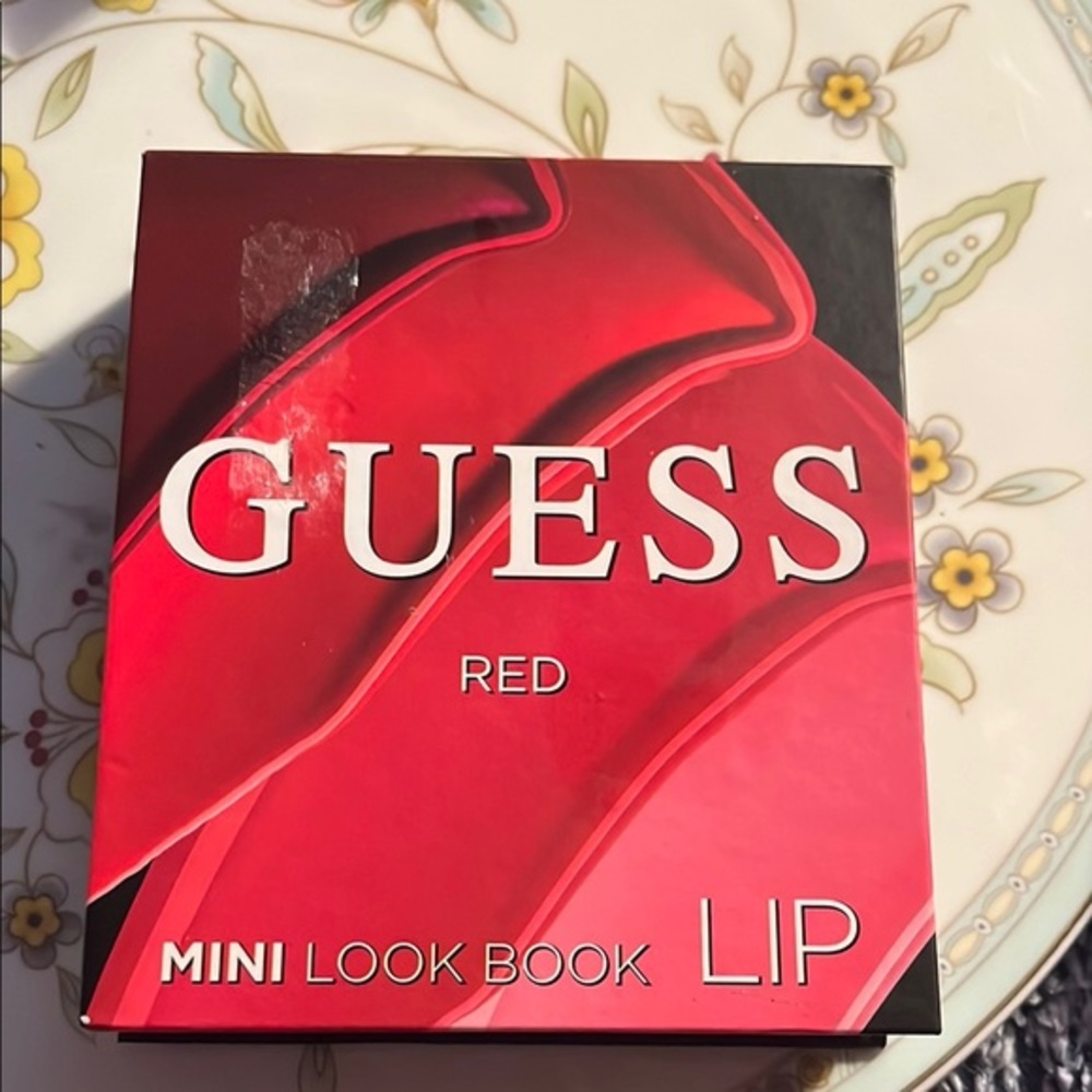 GUESS Red Lip Mini Look Book NIB